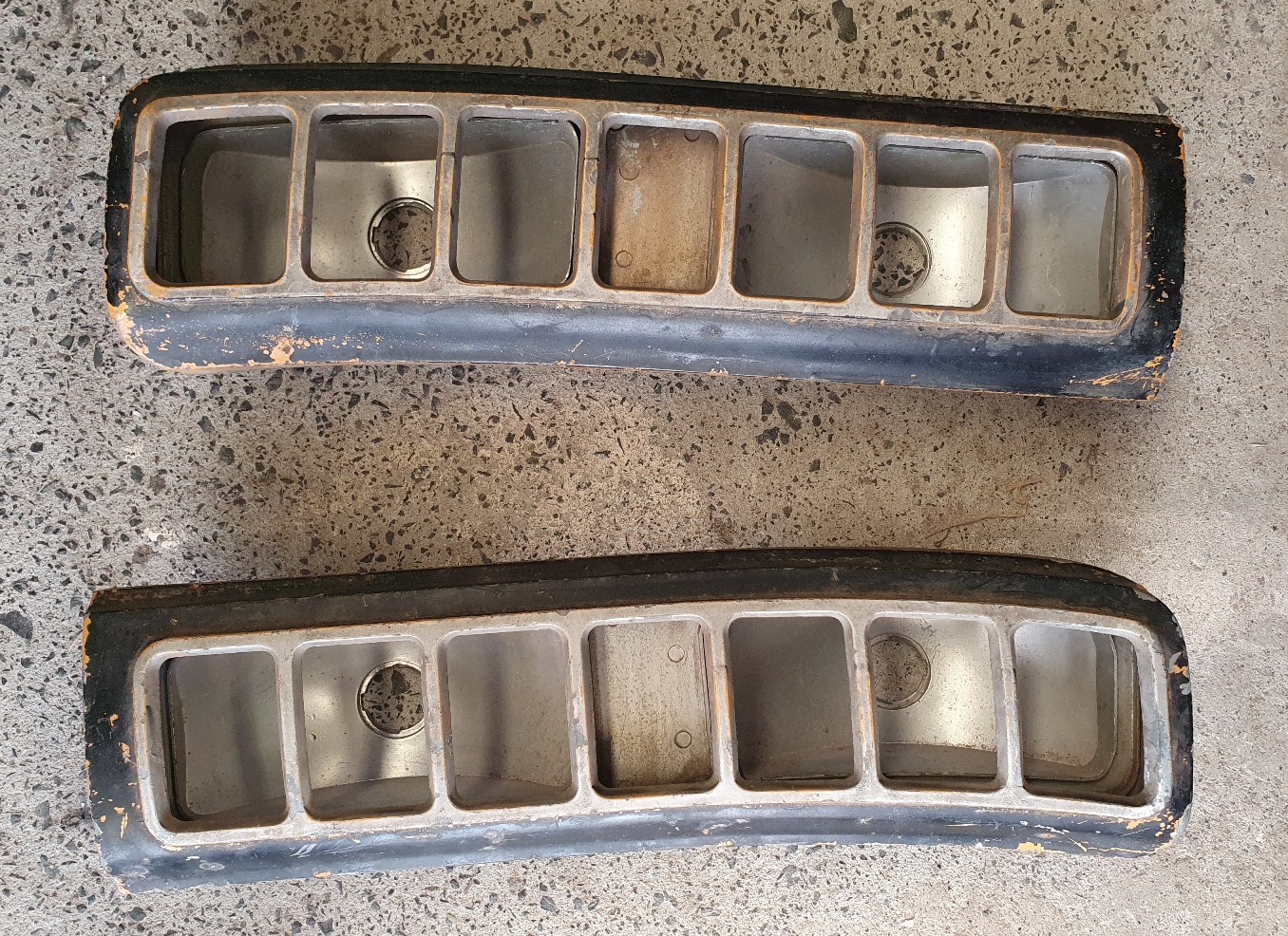 Chrysler_Valiant_Charger_tailight_housings_Pair_VH-VJ-VK-CL__(1)