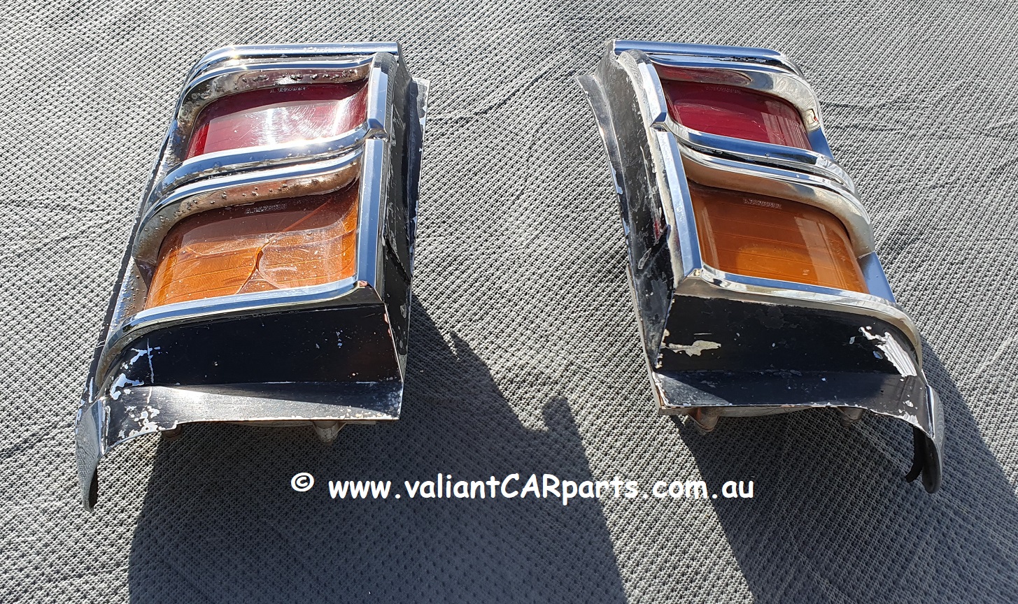 Chrysler_valiant_VG_Tailight_assembiles_pair_1970_1971_(2)