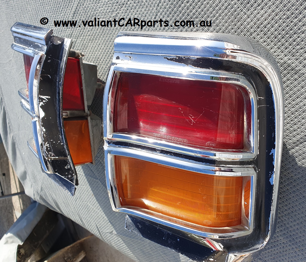 Chrysler_valiant_VG_Tailight_assembiles_pair_1970_1971_(4)